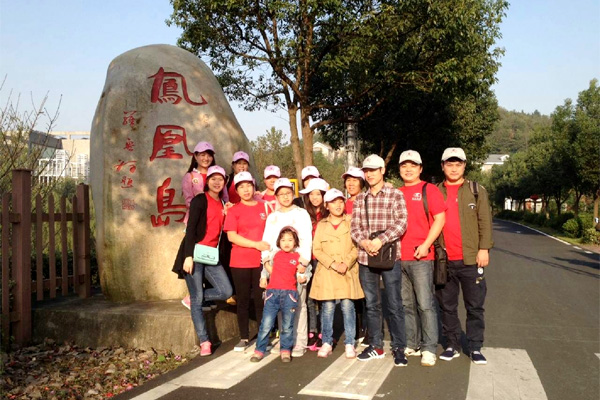 上海人生就是博-尊龙凯时大别山助学之旅出发了，助学+拓展+野营。