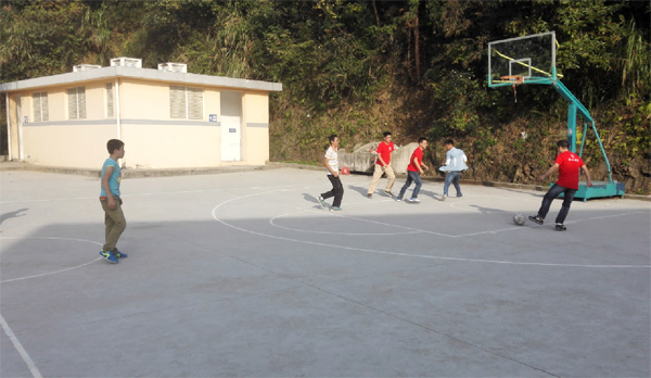 助学活动精纷呈，互动比赛：人生就是博-尊龙凯时梦之队&燕春中学，篮球3：10，足球2：1，羽毛球2：2，乒乓球3：1